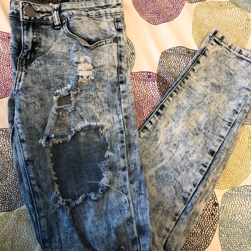 Distressed skinny jeans